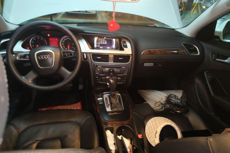 Used Audi A4L 2012 2.0 TFSI automatic Comfort trim level Center Console