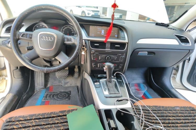 Used Audi A4L 2012 2.0 TFSI automatic standard version Center Console