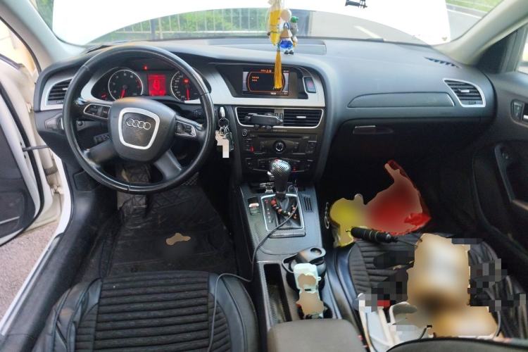 Used Audi A4L 2012 2.0 TFSI automatic standard version Center Console