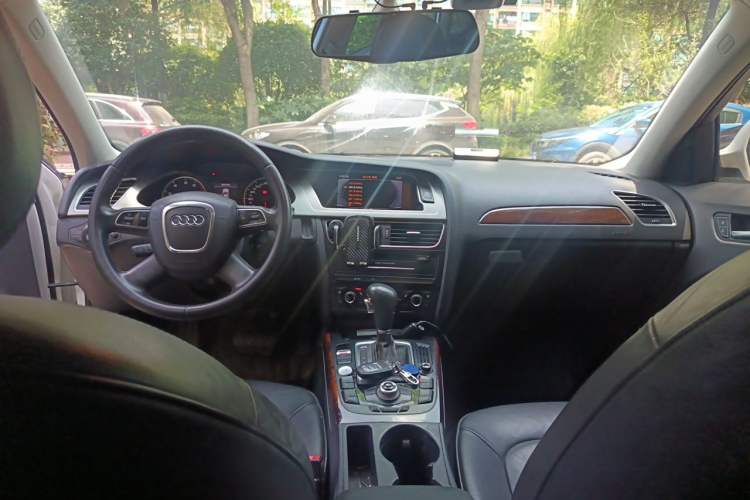 Used Audi A4L 2012 2.0 TFSI Automatic Technology Model Center Console