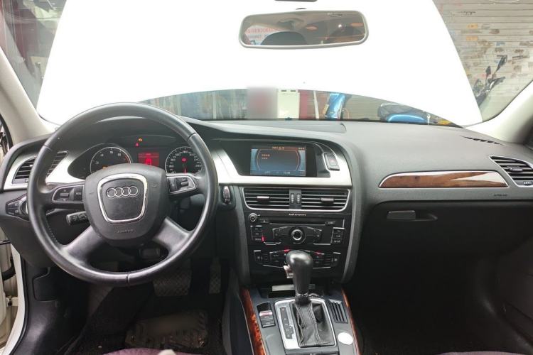 Used Audi A4L 2012 2.0 TFSI automatic Comfort trim level Center Console