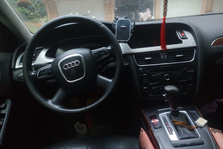 Used Audi A4L 2012 2.0 TFSI automatic Comfort trim level Center Console