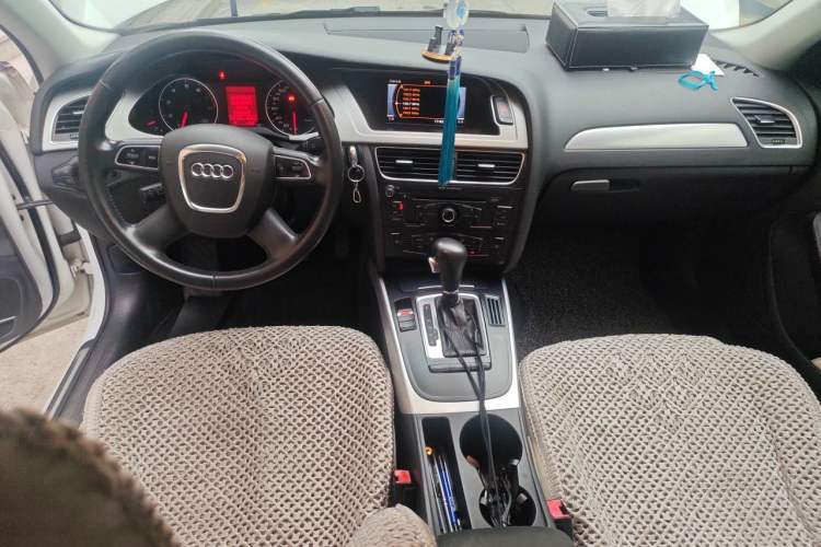 Used Audi A4L 2012 2.0 TFSI automatic standard version Center Console