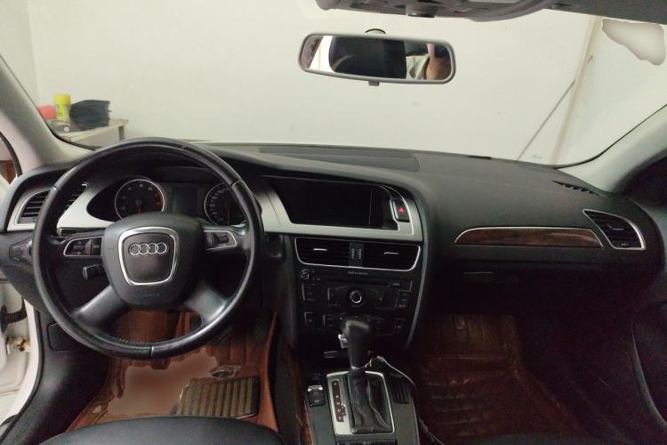 Used Audi A4L 2012 2.0 TFSI automatic Comfort trim level Center Console