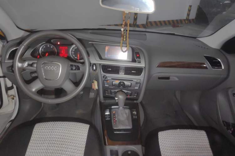 Used Audi A4L 2012 2.0 TFSI automatic Comfort trim level Center Console