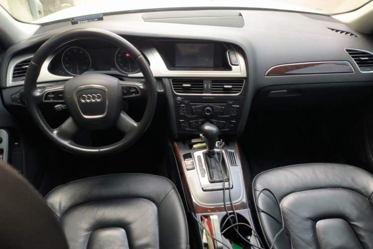 Used Audi A4L 2012 2.0 TFSI automatic Comfort trim level Center Console