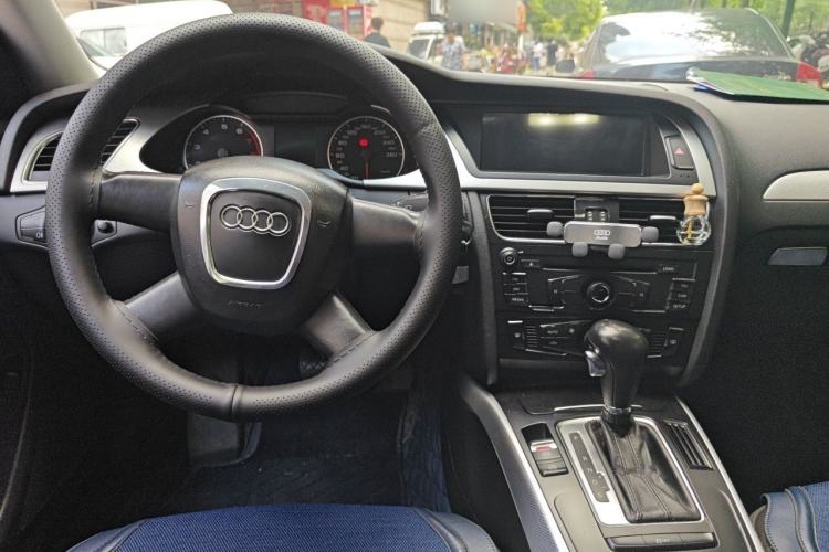 Used Audi A4L 2012 2.0 TFSI automatic standard version Center Console
