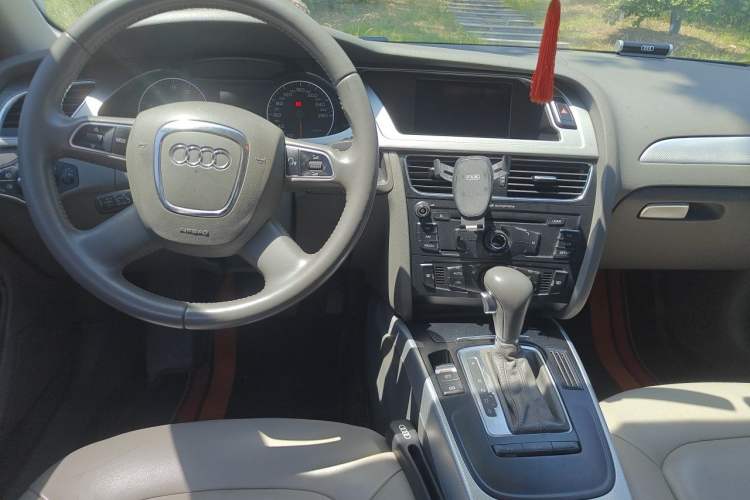 Used Audi A4L 2012 2.0 TFSI automatic Comfort trim level Center Console