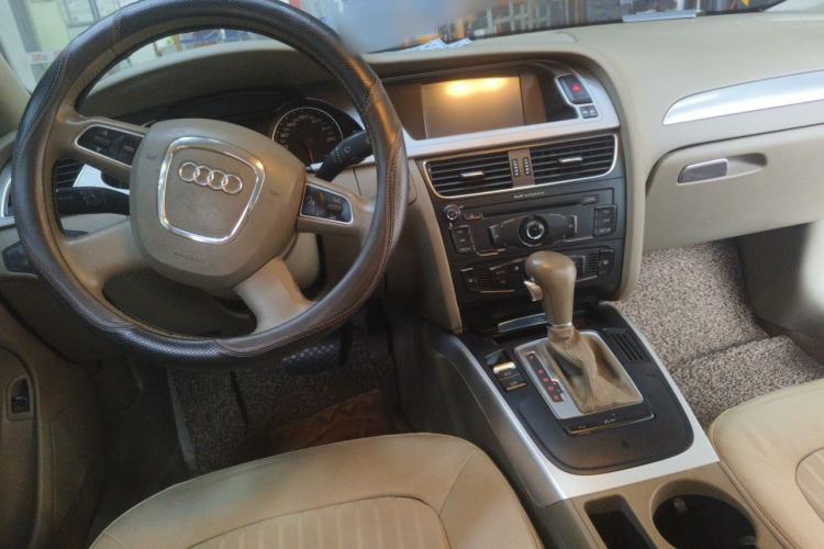 Used Audi A4L 2012 2.0 TFSI automatic standard version Center Console