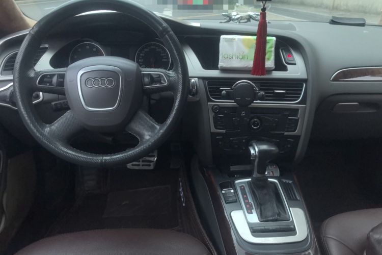 Used Audi A4L 2012 2.0 TFSI automatic Comfort trim level Center Console