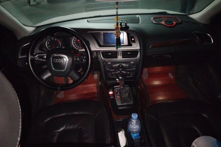 Used Audi A4L 2012 2.0 TFSI automatic Comfort trim level Center Console