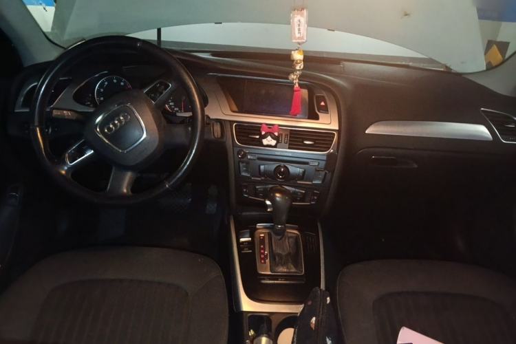 Used Audi A4L 2012 2.0 TFSI automatic standard version Center Console