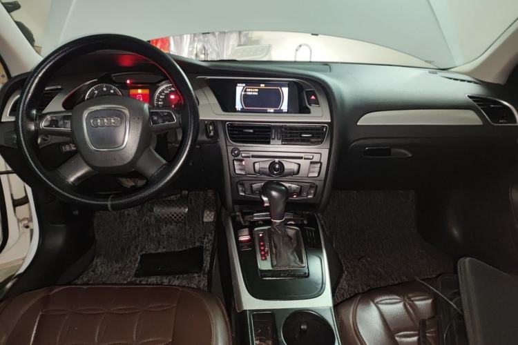 Used Audi A4L 2012 2.0 TFSI automatic standard version Center Console