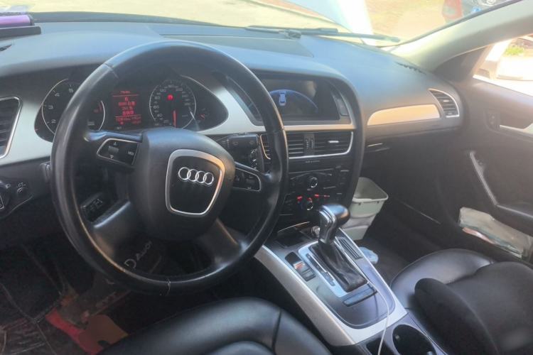 Used Audi A4L 2012 2.0 TFSI automatic Comfort trim level Center Console
