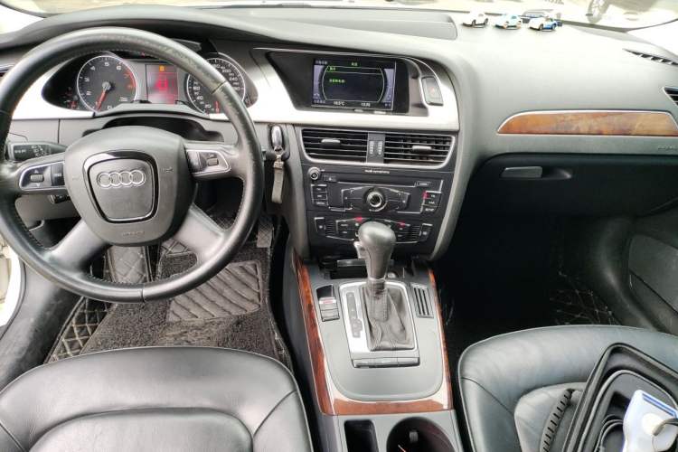 Used Audi A4L 2012 2.0 TFSI automatic Comfort trim level Center Console