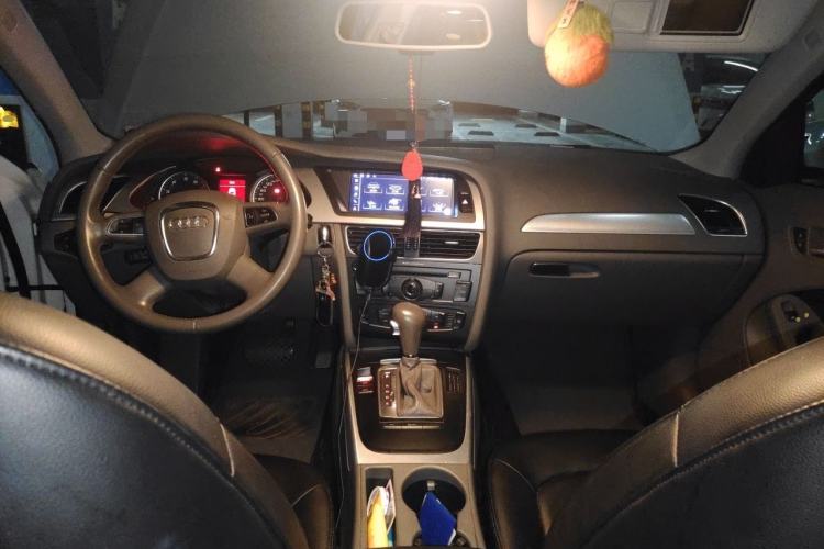 Used Audi A4L 2012 2.0 TFSI automatic standard version Center Console