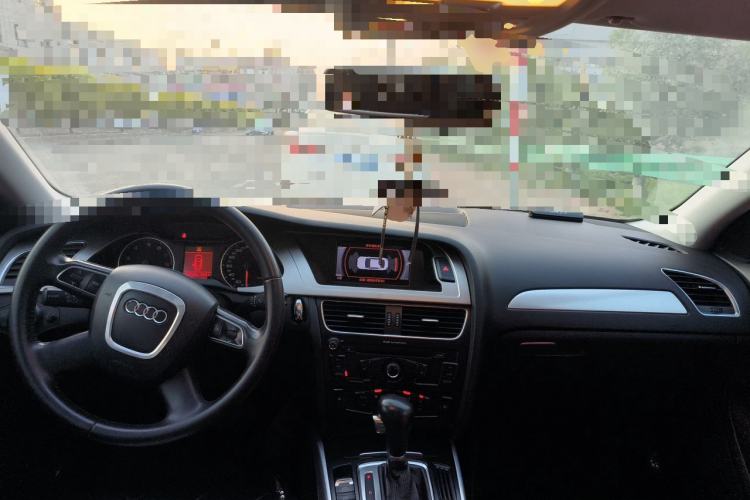 Used Audi A4L 2012 2.0 TFSI automatic standard version Center Console