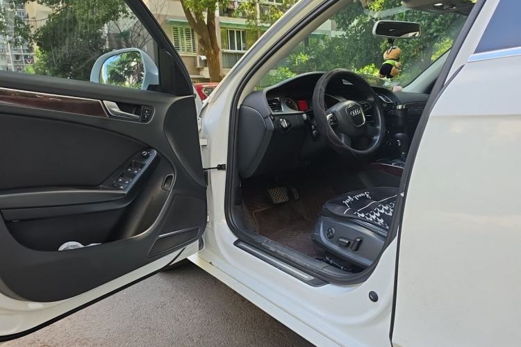 Used Audi A4L 2012 2.0 TFSI automatic Comfort trim level Driver Seat