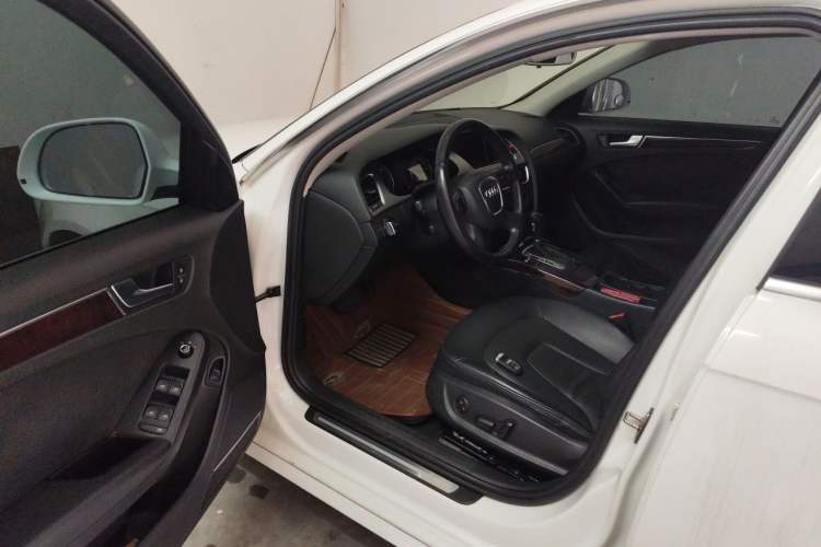 Used Audi A4L 2012 2.0 TFSI automatic Comfort trim level Driver Seat