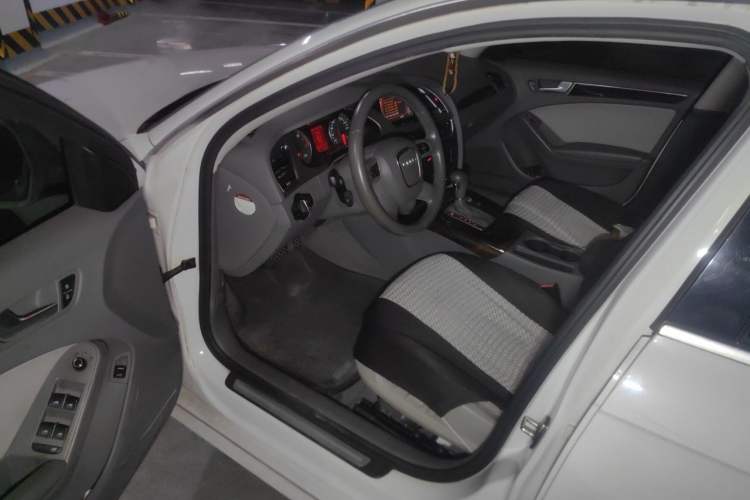 Used Audi A4L 2012 2.0 TFSI automatic Comfort trim level Driver Seat