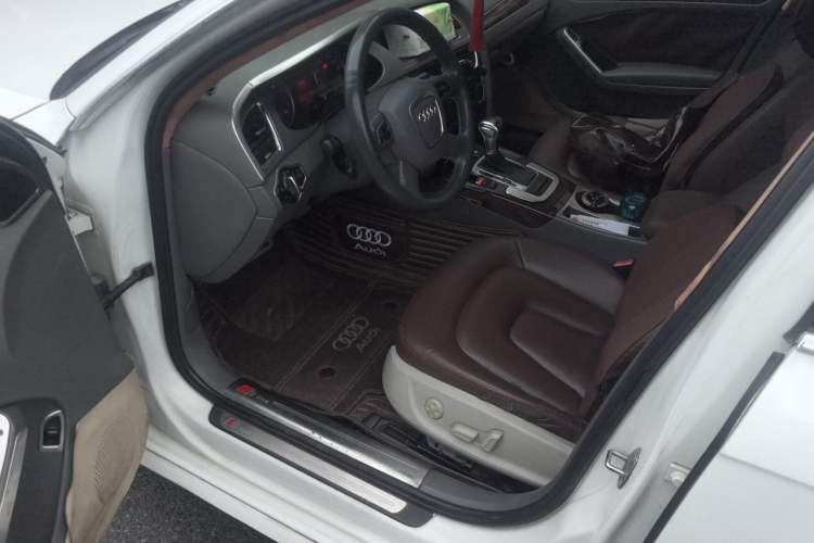 Used Audi A4L 2012 2.0 TFSI automatic Comfort trim level Driver Seat