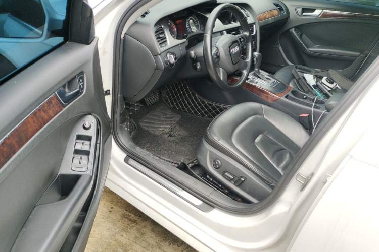 Used Audi A4L 2012 2.0 TFSI automatic Comfort trim level Driver Seat