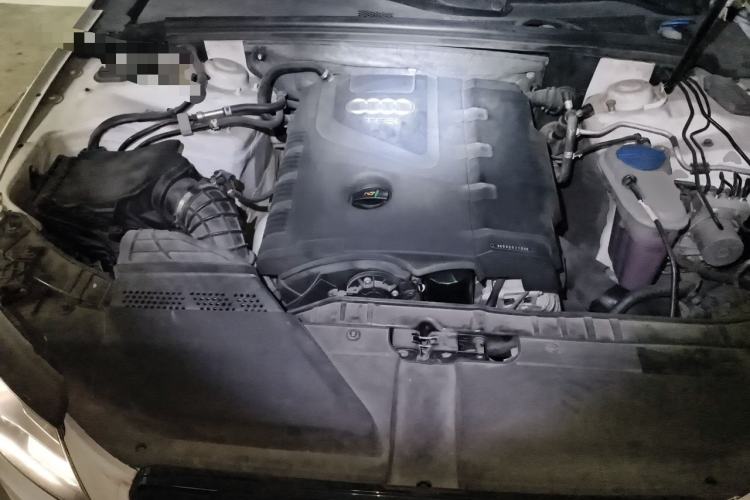 Used Audi A4L 2012 2.0 TFSI automatic standard version Engine Bay