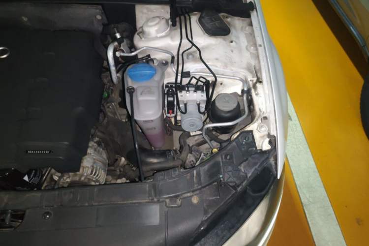 Used Audi A4L 2012 2.0 TFSI automatic Comfort trim level Engine Bay Left