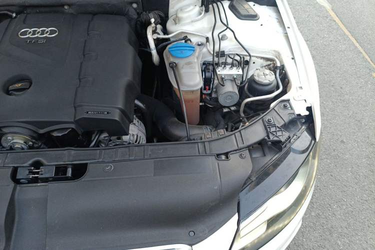 Used Audi A4L 2012 2.0 TFSI automatic standard version Engine Bay Left