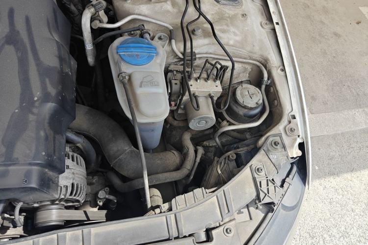 Used Audi A4L 2012 2.0 TFSI automatic standard version Engine Bay Left