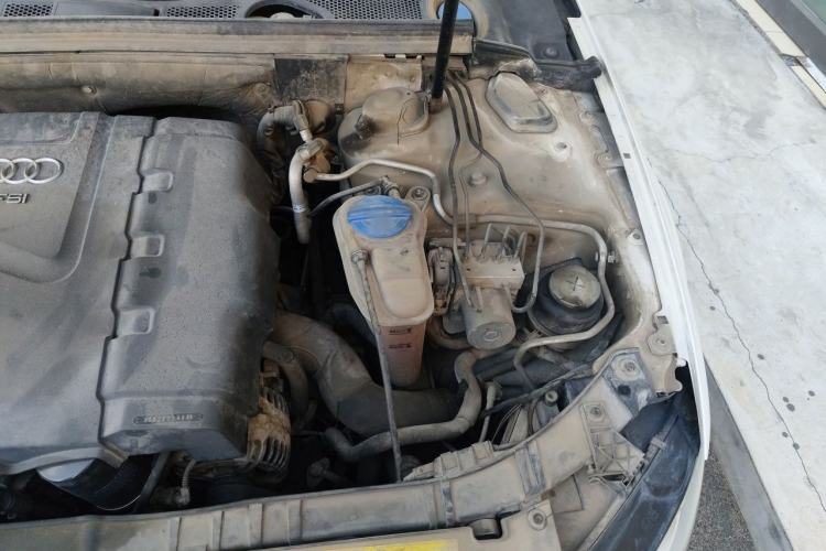 Used Audi A4L 2012 2.0 TFSI automatic standard version Engine Bay Left