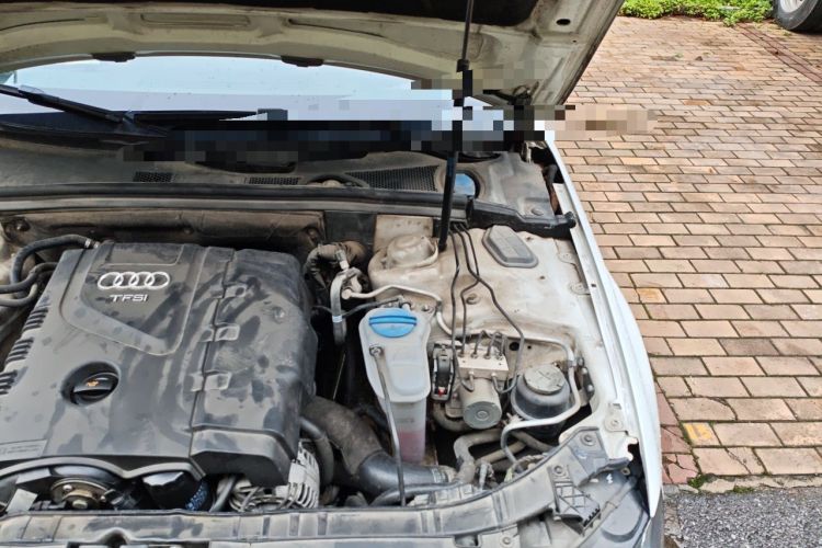 Used Audi A4L 2012 2.0 TFSI automatic Comfort trim level Engine Bay Left