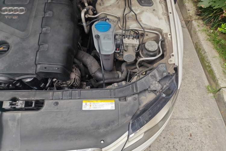 Used Audi A4L 2012 2.0 TFSI automatic standard version Engine Bay Left