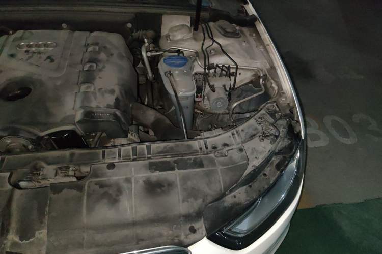 Used Audi A4L 2012 2.0 TFSI automatic Comfort trim level Engine Bay Left