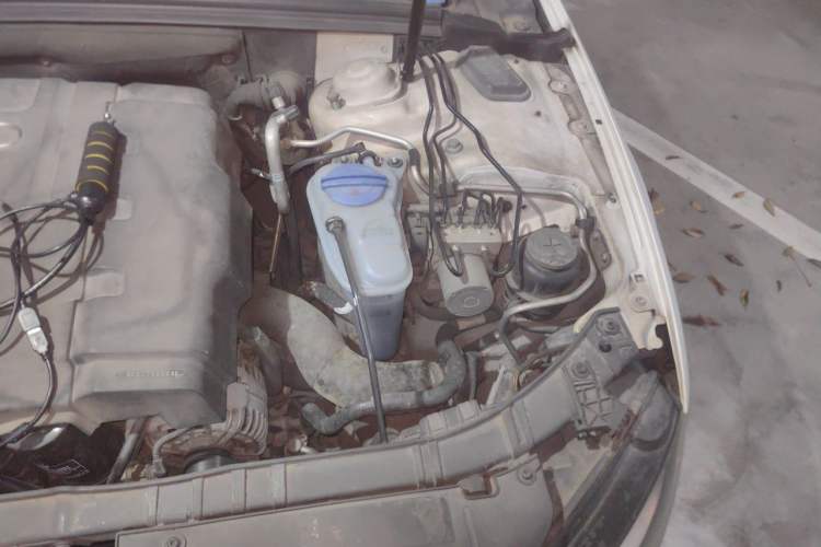 Used Audi A4L 2012 2.0 TFSI automatic Comfort trim level Engine Bay Left