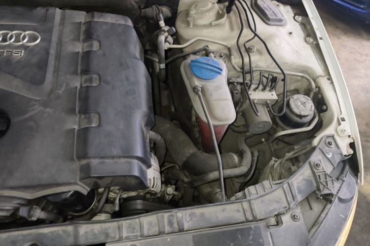 Used Audi A4L 2012 2.0 TFSI automatic standard version Engine Bay Left