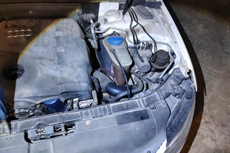 Used Audi A4L 2012 2.0 TFSI automatic Comfort trim level Engine Bay Left