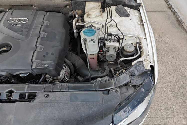 Used Audi A4L 2012 2.0 TFSI automatic standard version Engine Bay Left
