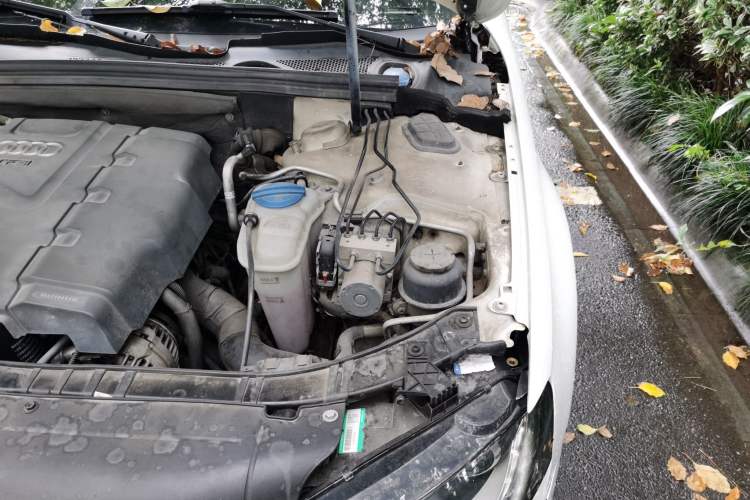 Used Audi A4L 2012 2.0 TFSI automatic standard version Engine Bay Left