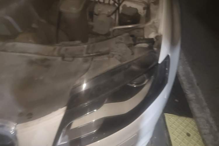 Used Audi A4L 2012 2.0 TFSI automatic Comfort trim level Engine Bay Left