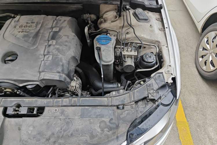 Used Audi A4L 2012 2.0 TFSI automatic standard version Engine Bay Left
