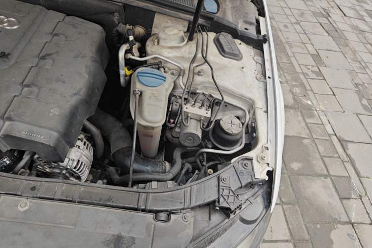 Used Audi A4L 2012 2.0 TFSI automatic standard version Engine Bay Left