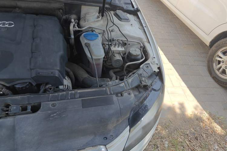 Used Audi A4L 2012 2.0 TFSI automatic Comfort trim level Engine Bay Left