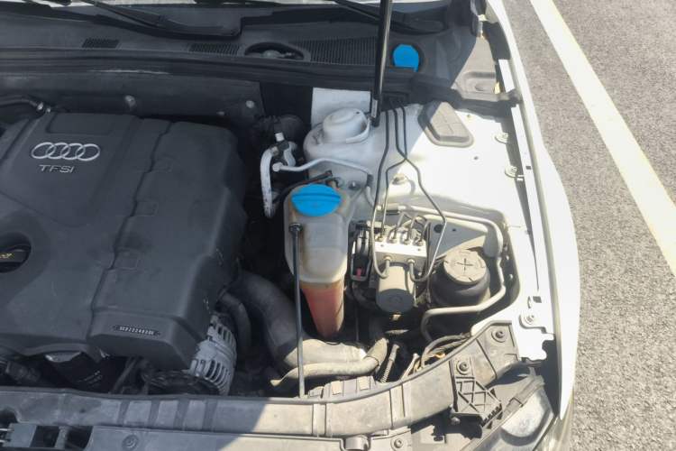 Used Audi A4L 2012 2.0 TFSI automatic standard version Engine Bay Left