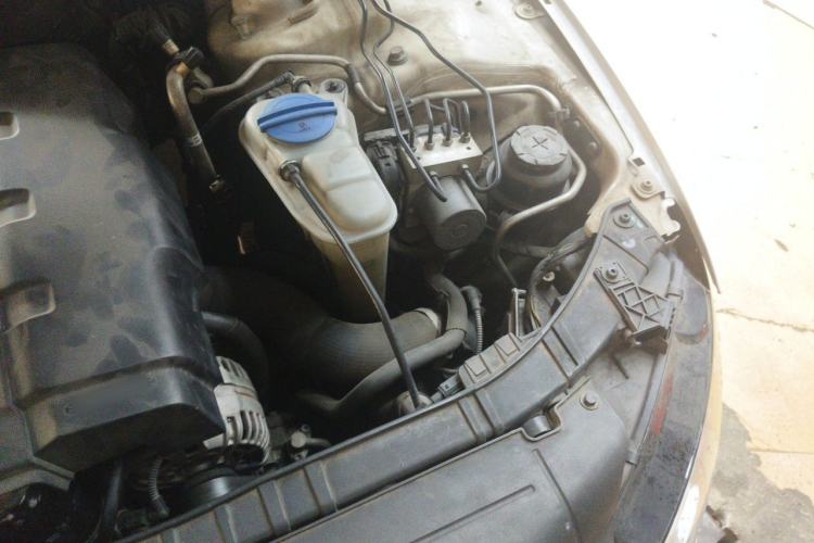 Used Audi A4L 2012 2.0 TFSI automatic standard version Engine Bay Left