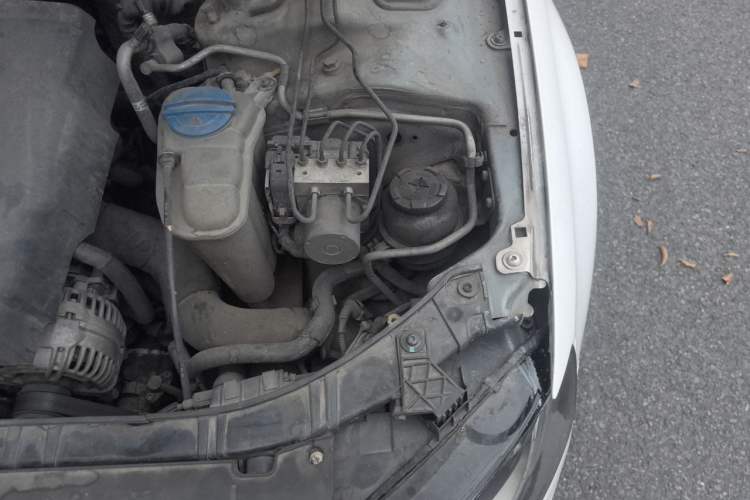 Used Audi A4L 2012 2.0 TFSI automatic Comfort trim level Engine Bay Left