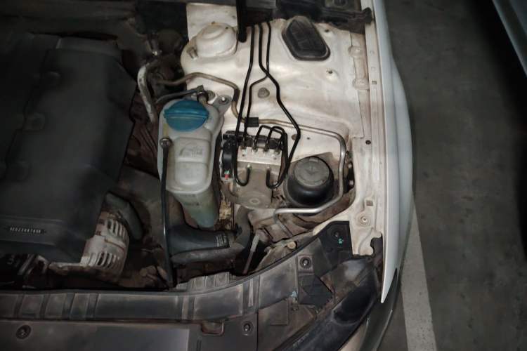 Used Audi A4L 2012 2.0 TFSI automatic Comfort trim level Engine Bay Left