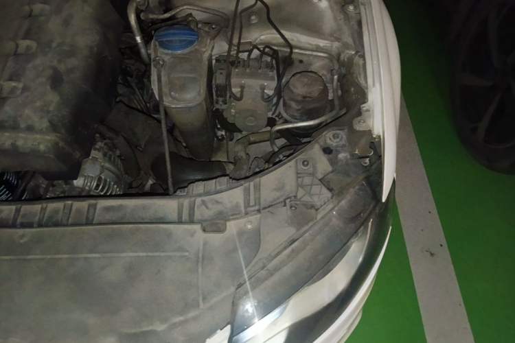 Used Audi A4L 2012 2.0 TFSI automatic standard version Engine Bay Left