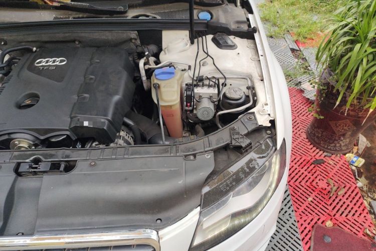 Used Audi A4L 2012 2.0 TFSI automatic standard version Engine Bay Left