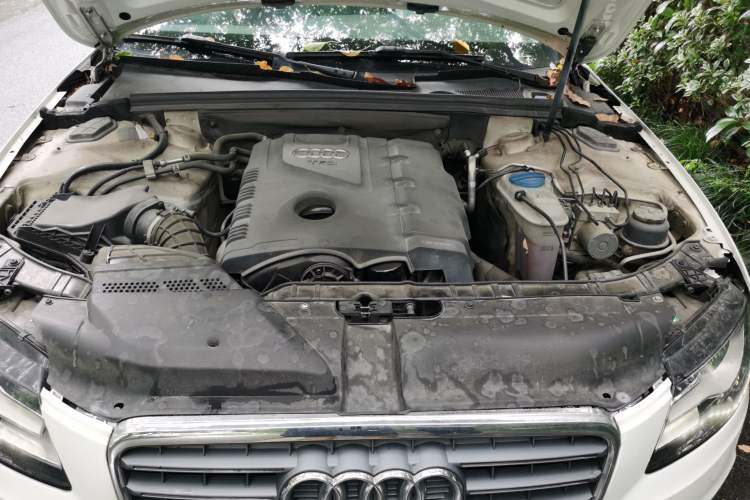 Used Audi A4L 2012 2.0 TFSI automatic standard version Engine Bay